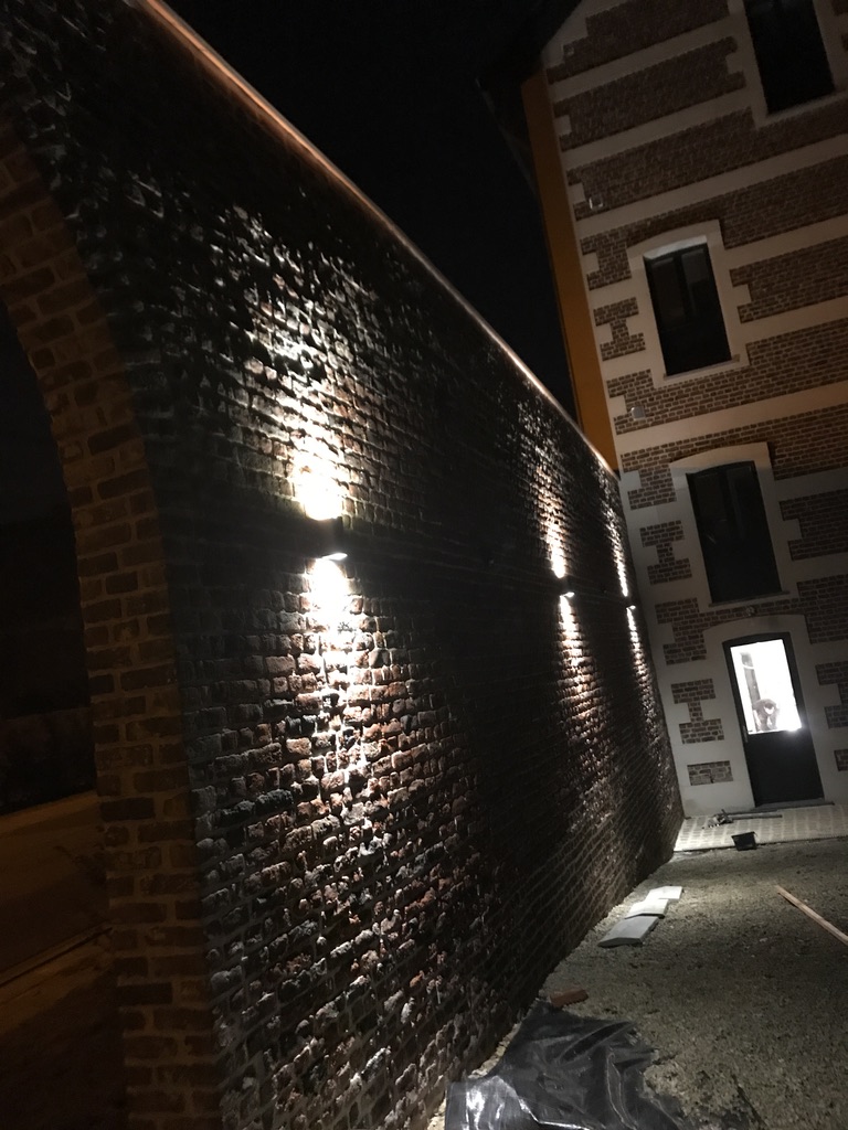 Éclairage architectural sur la brique