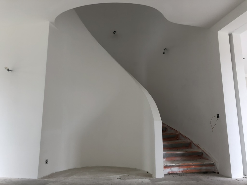 Escalier courbe intégré dans l’architecture