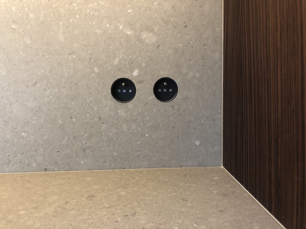 Détail de pierre naturelle et de menuiserie sur mesure