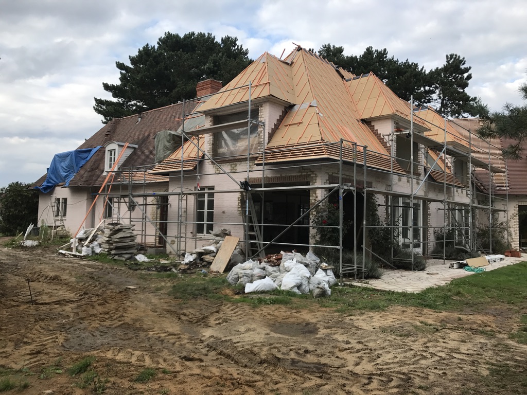 Rénovation de la toiture et chantier en cours à Rhode-Saint-Genèse