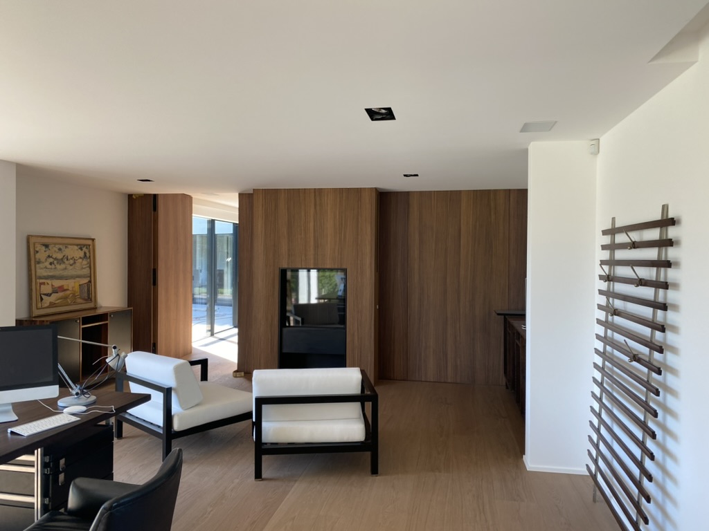 Intérieur fini avec menuiserie en bois